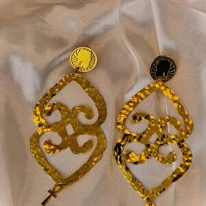 ARETES ASASE YE DURU ( La tierra importa )